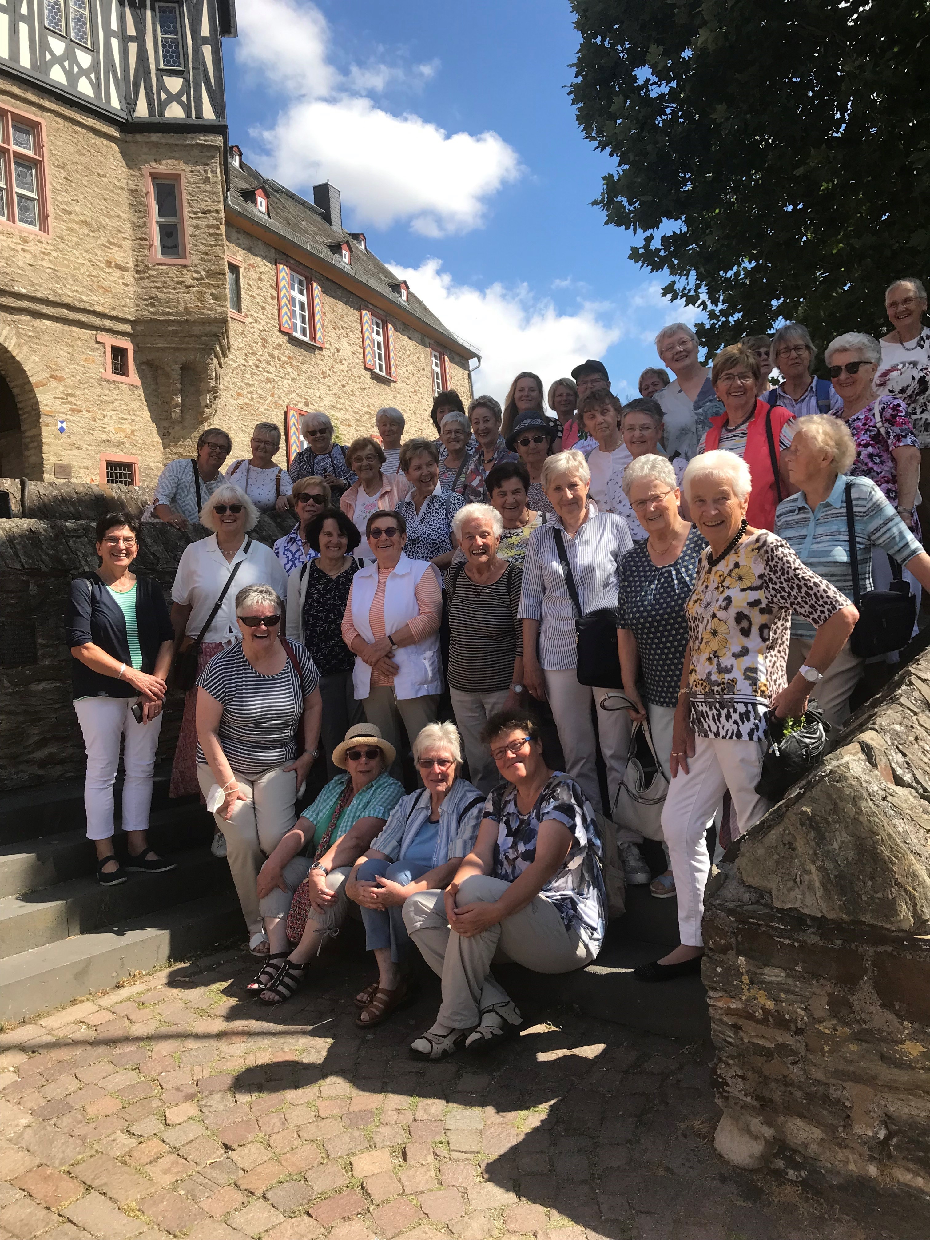 Unser Bild zeigt die Frauen der kfd-Kirchen bei ihrem Ausflug ins hessische Idstein: Hier vor dem mächtigen Kanzleitor, welches den Zugang zum Schlossbezirk der Residenzstadt bildet.