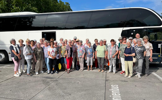 kfd-Dekant Simmern-Kastellaun Reisegruppe vor dem Reisebus