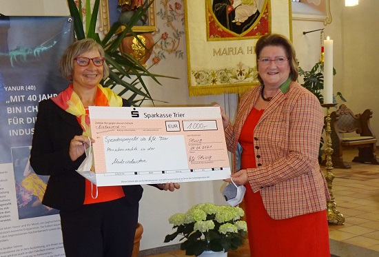 Scheckübergabe Jubiläum kfd Pluwig
