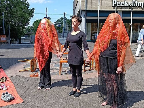 Tanzperformance gegen Gewalt an Frauen Tanzperformance gegen Gewalt an Frauen