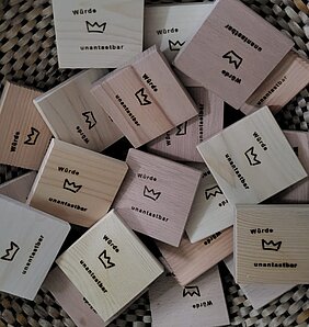 Kleine Holztäfelchen mit der Aufschrift "Würde unantastbar"