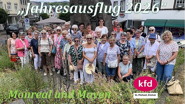 Gruppe von Frauen steht im Freien vor einem historischen Gebäude und posiert für ein Gruppenfoto