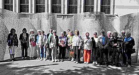 Teilnehmenden des Synagogenbesuches vor dem Band der Erinnerung