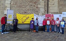 Mahnwache vor Trierer Dom mit allen Intiator:innen Mahnwache vor Trierer Dom mit allen Intiator:innen