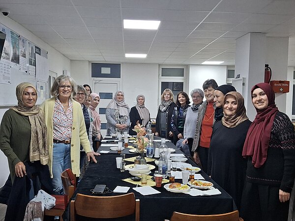 Interreligiöser Austausch von Frauen in der Moschee. Interreligiöser Austausch von Frauen in der Moschee.