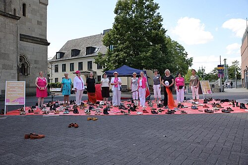 Die Akteurinnen der Femizid-Aktion in Koblenz. Die Akteurinnen der Femizid-Aktion in Koblenz.