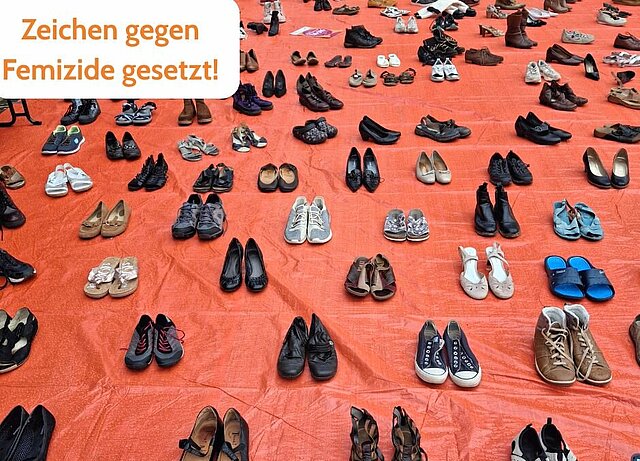 155 Schuh-Paare sind aufgestellt. Jedes Paar steht für einen Femizid.