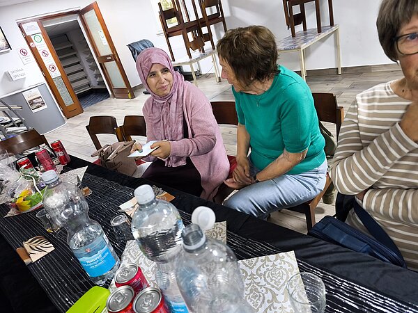 Im Gespräch: zwei Frauen verschiedener Religionen Im Gespräch: zwei Frauen verschiedener Religionen