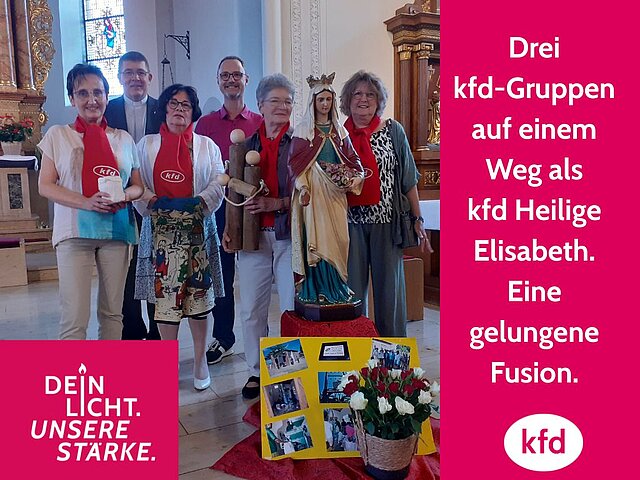 In Eppelborner Pfarrkirche: kfd-Frauen mit Pfarrer Thieser und Pfarrer Paul