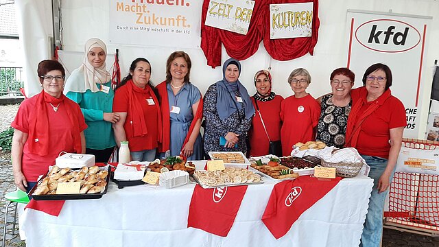 Die Frauen der Hayat-Gruppe beteiligen sich am Dorfleben.